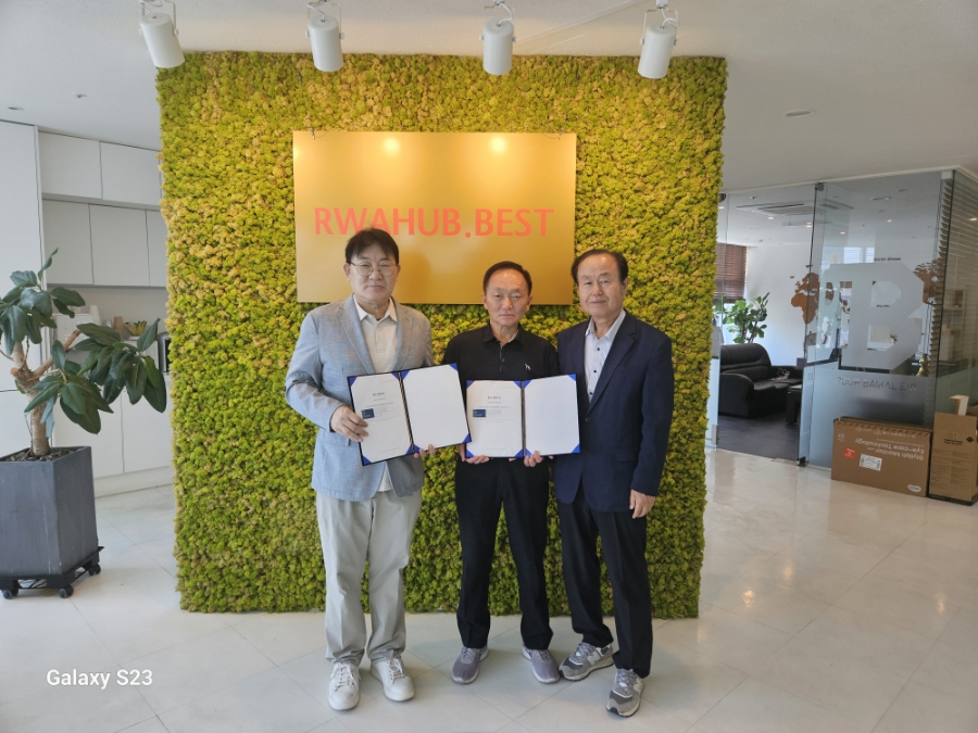 Photo from the original public agreement event. Based on the original description, CEO Jang Jin-woo on the left, Chairman Kang Hyeong-gu in the middle, and Chairman Choi Young-deok on the right.